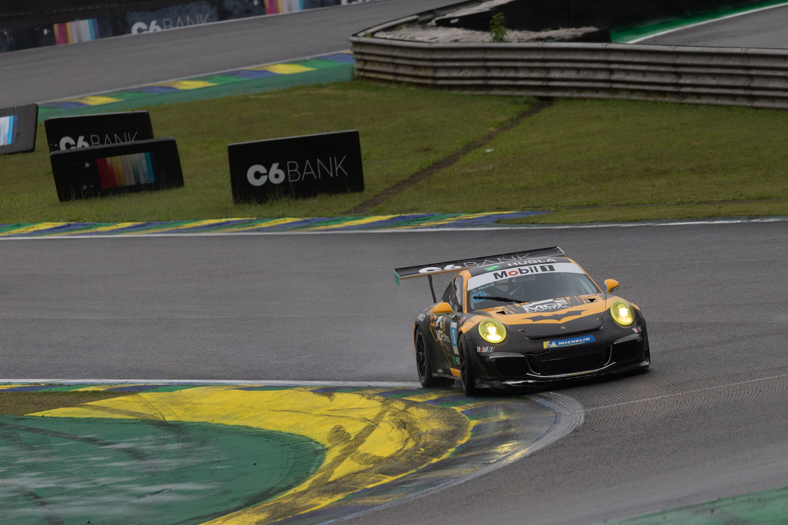 Porsche de Vinicius Motta contornando uma curva em Interlagos
