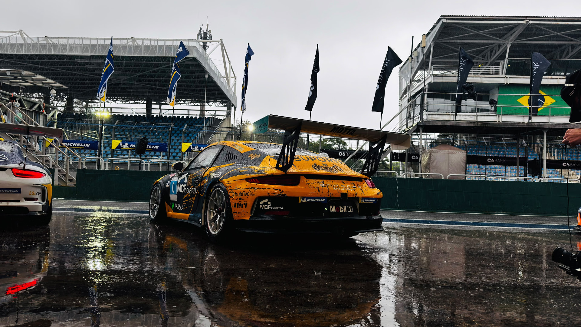 Porsche no pit lane molhado de Interlagos