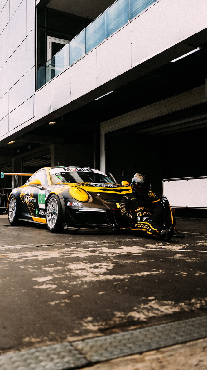 Porsche Cup do Vinicius Motta exposta no pit lane