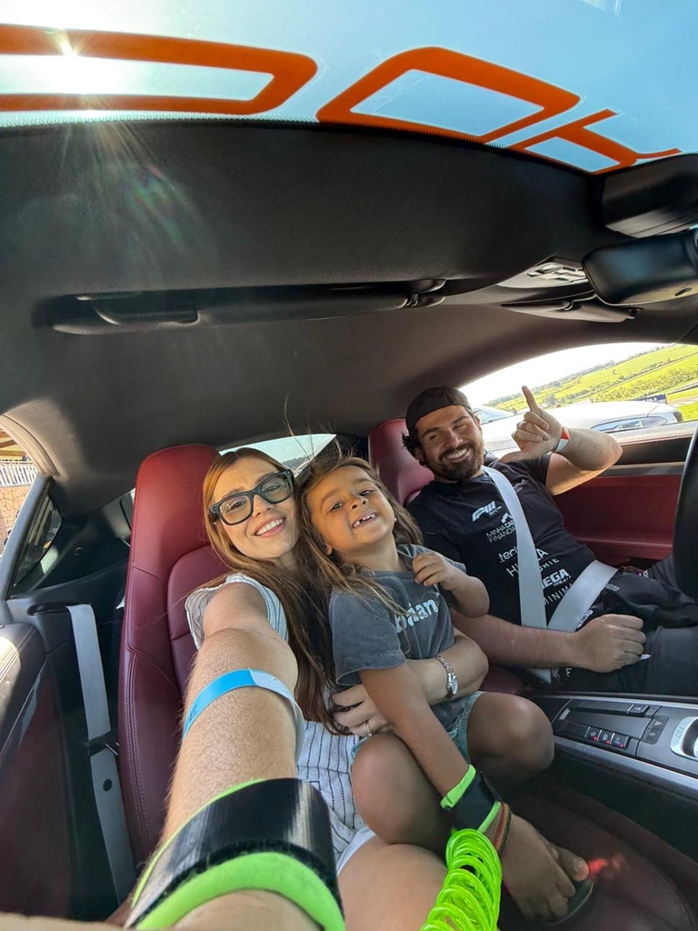 Família dentro de uma Porsche no Velocitta